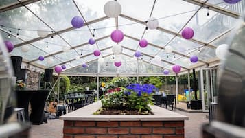 Se sirven desayunos y cenas; cocina internacional; con vista al jardín