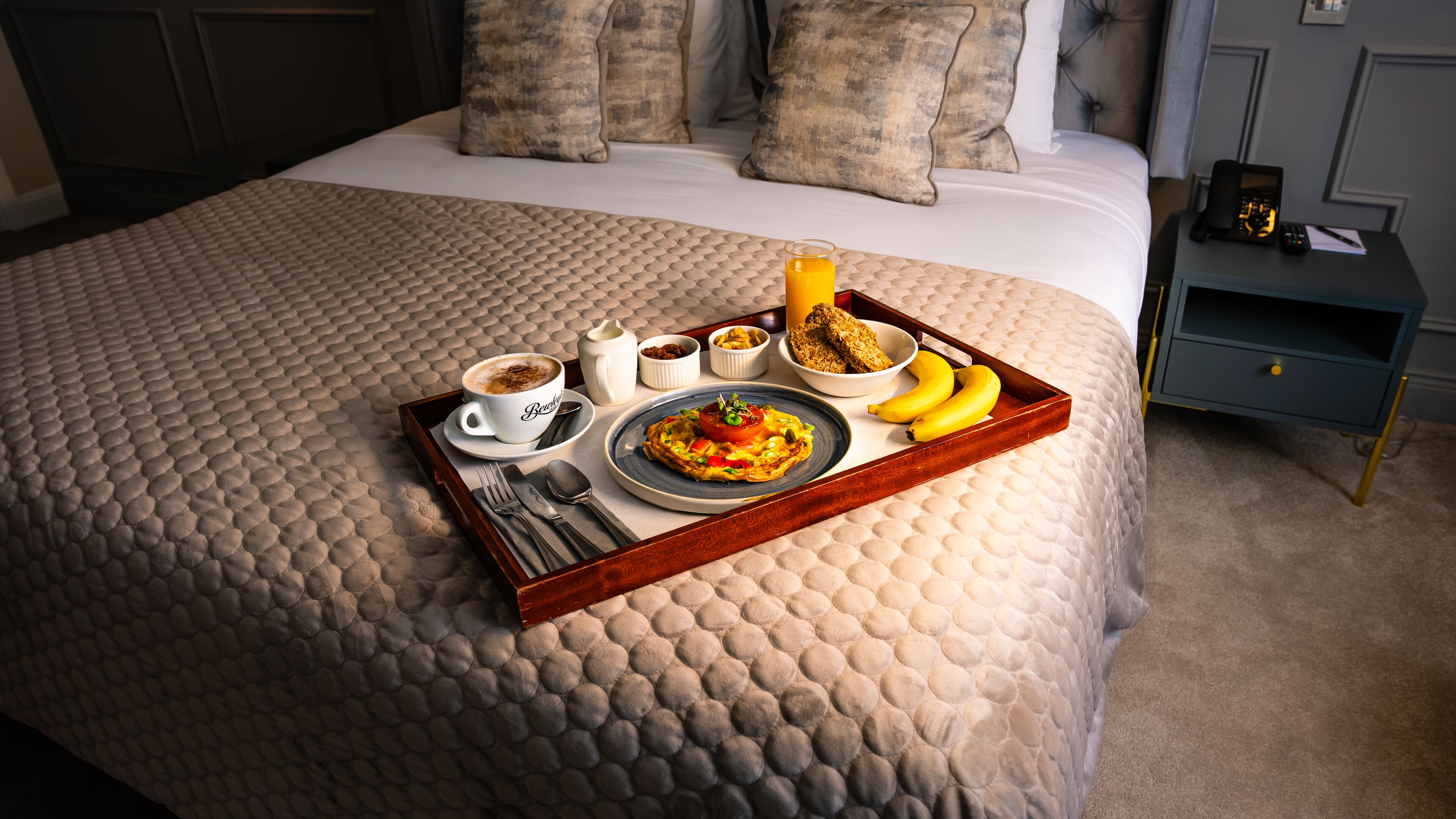 Breakfast, dinner served; international cuisine, garden views 