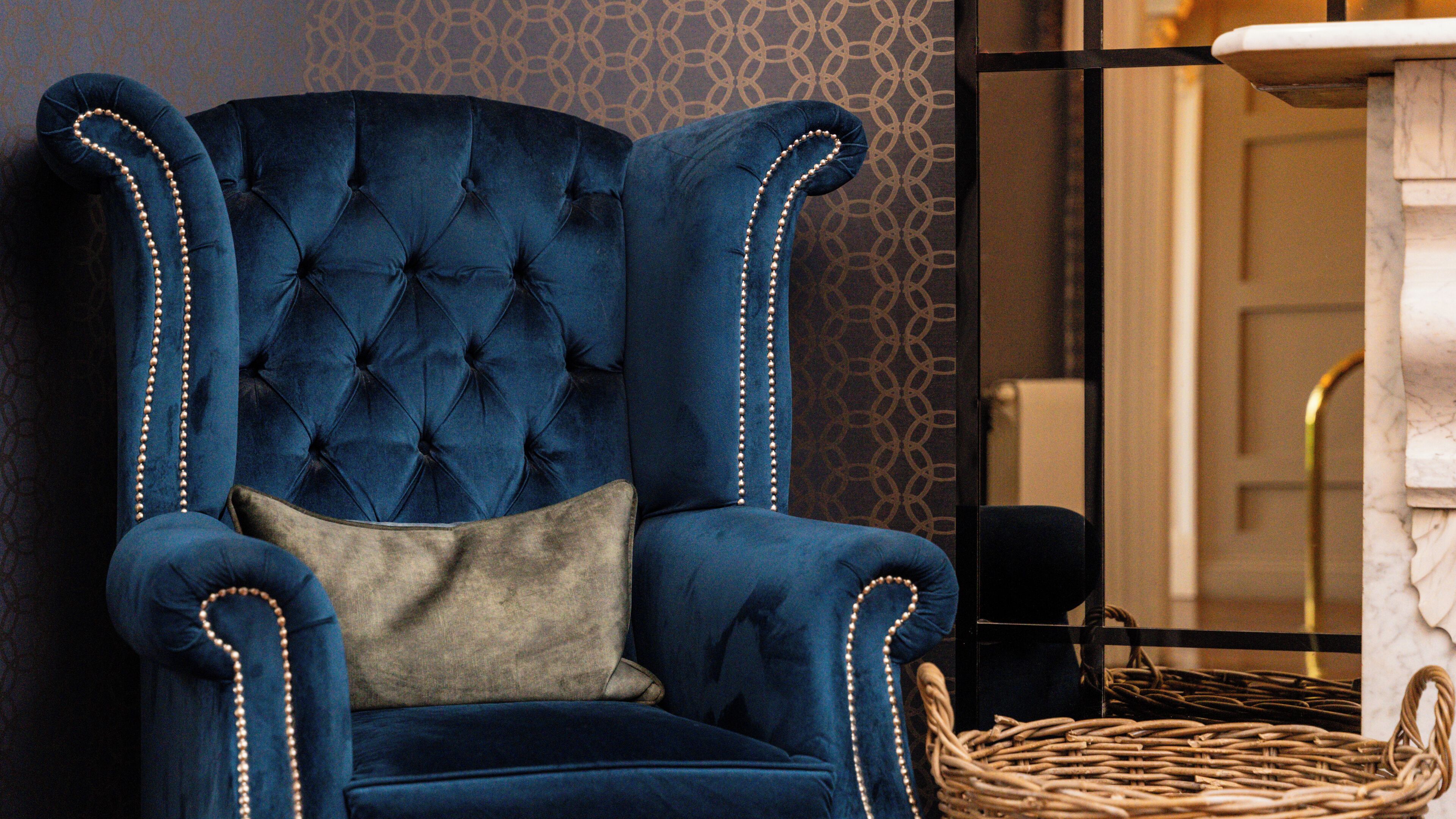 gastropub, garden views, open daily