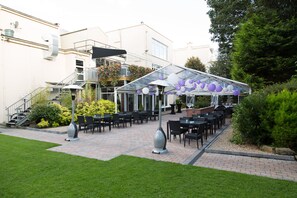 Se sirven desayunos, cenas y cocina internacional con vista al jardín