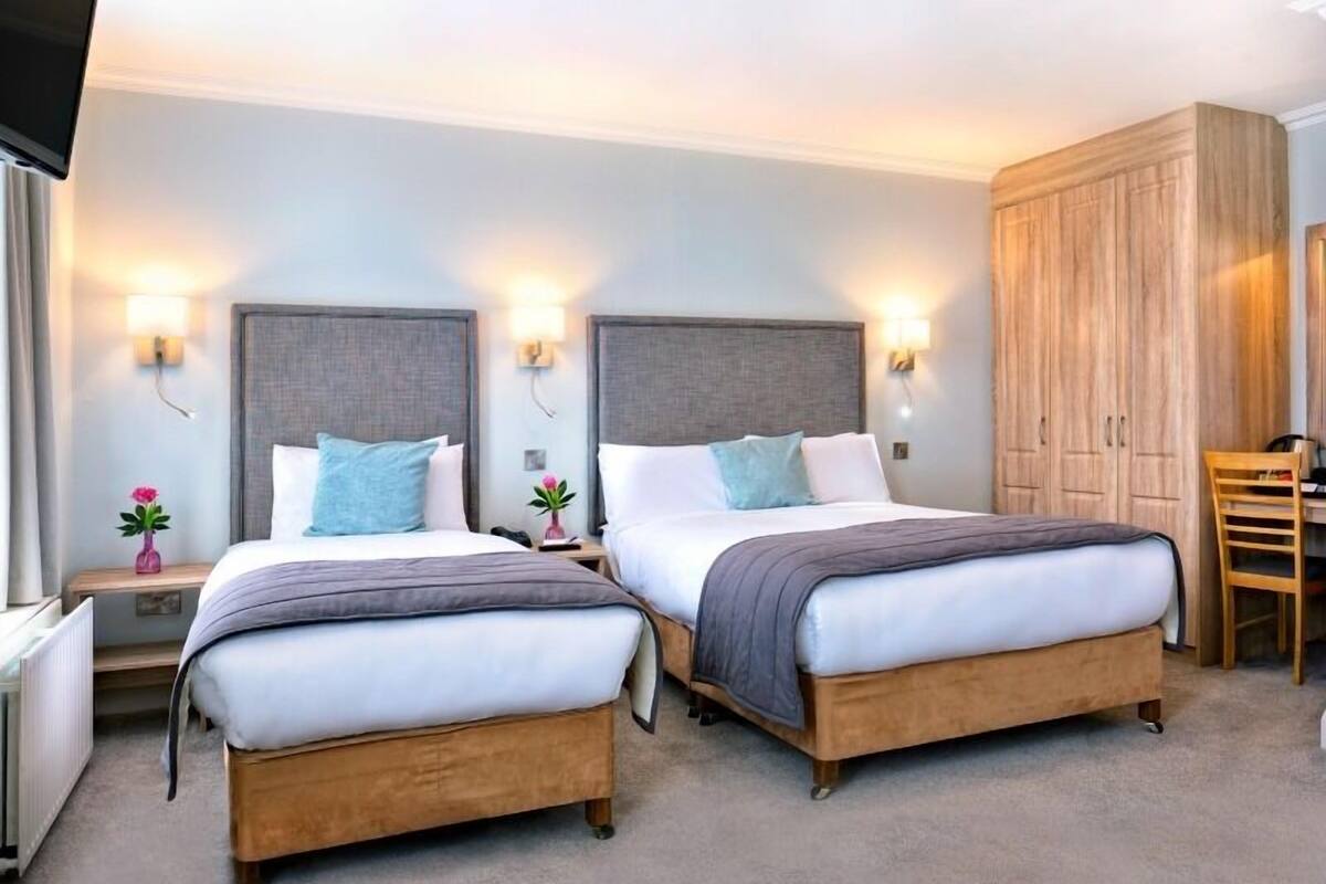 Premium bedding, in-room safe, laptop workspace, iron/ironing board