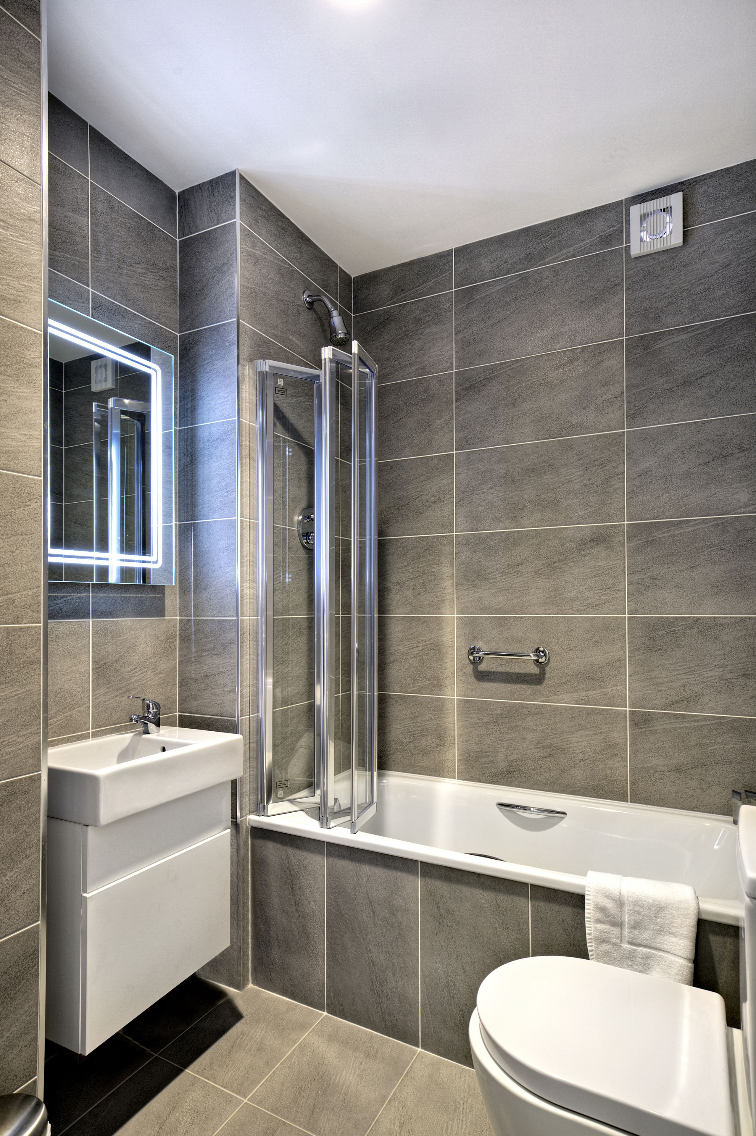 triple room | bathroom | combined shower/bathtub, free toiletries, hair dryer, towels