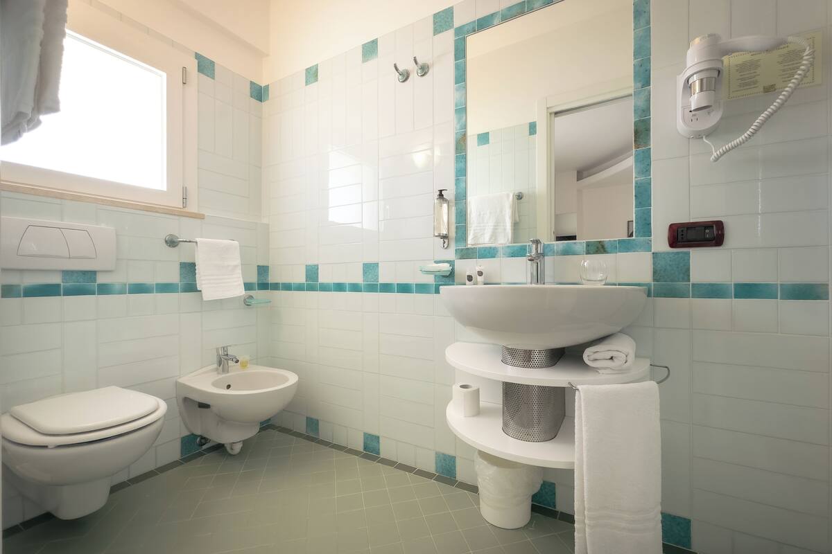 basic single room | bathroom | shower, rainfall showerhead, free toiletries, hair dryer