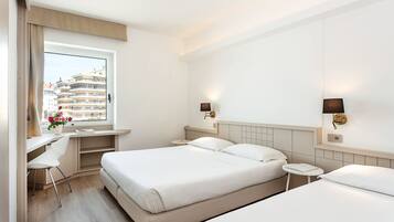 Minibar, una scrivania, lenzuola, accesso in sedia a rotelle