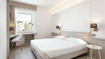 Minibar, escriptori i roba de llit