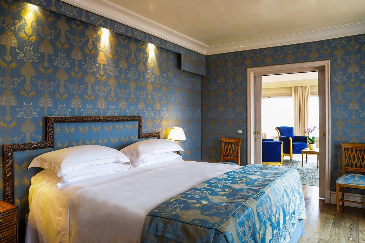 Presidential Suite | Hypo-allergenic bedding, minibar, in-room safe, desk