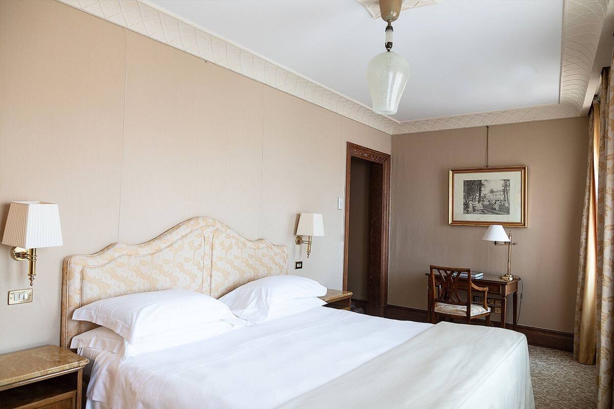 Superior Room | Hypo-allergenic bedding, minibar, in-room safe, desk