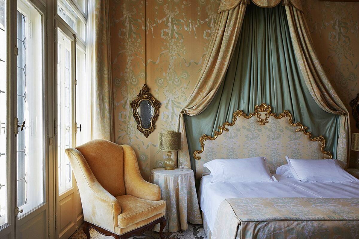 Royal Suite | Hypo-allergenic bedding, minibar, in-room safe, desk