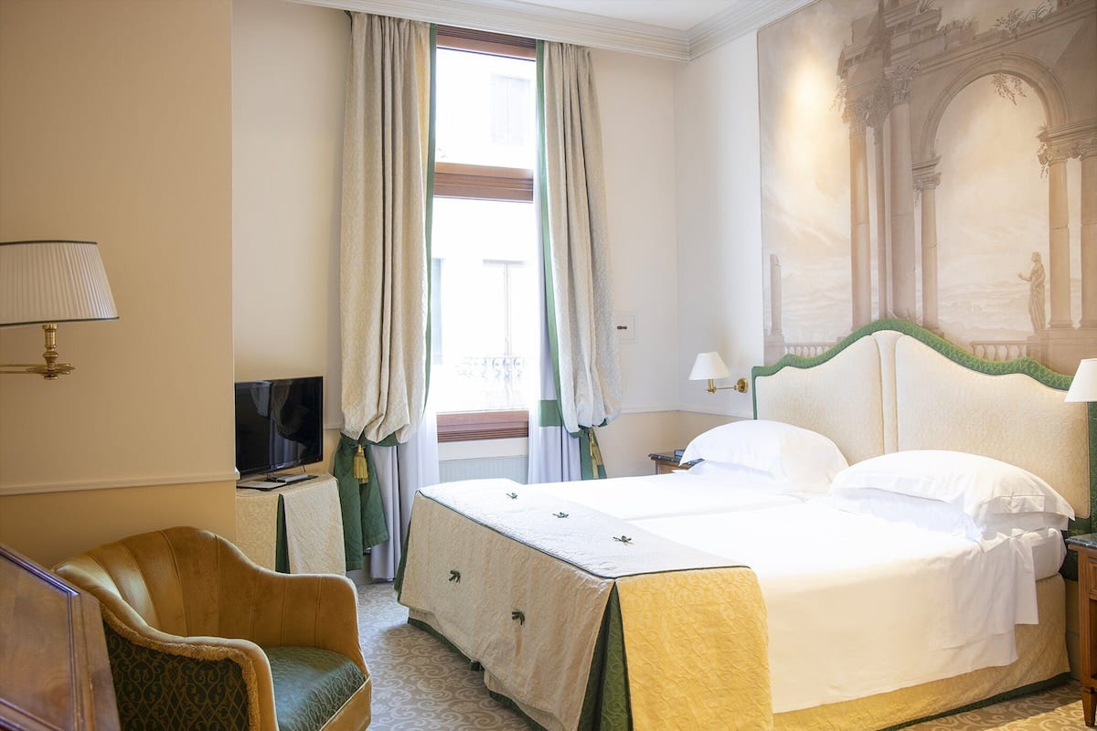 Deluxe Room | Hypo-allergenic bedding, minibar, in-room safe, desk