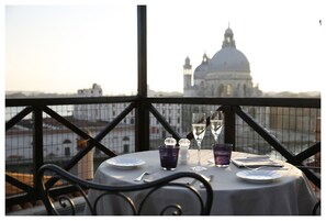 2 restaurants, lunch, dinner served; local cuisine