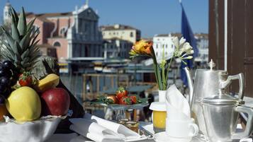 Camera Superior con letto matrimoniale o 2 letti singoli, vista canale | Vista dalla camera