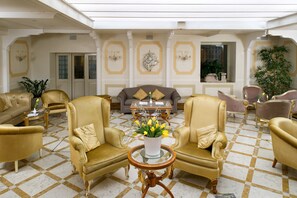 Lobby lounge