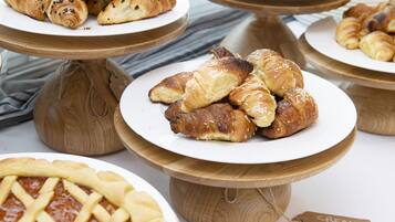 بوفيه فطور يوميًا بتكلفة قدرها (30 EUR للشخص)