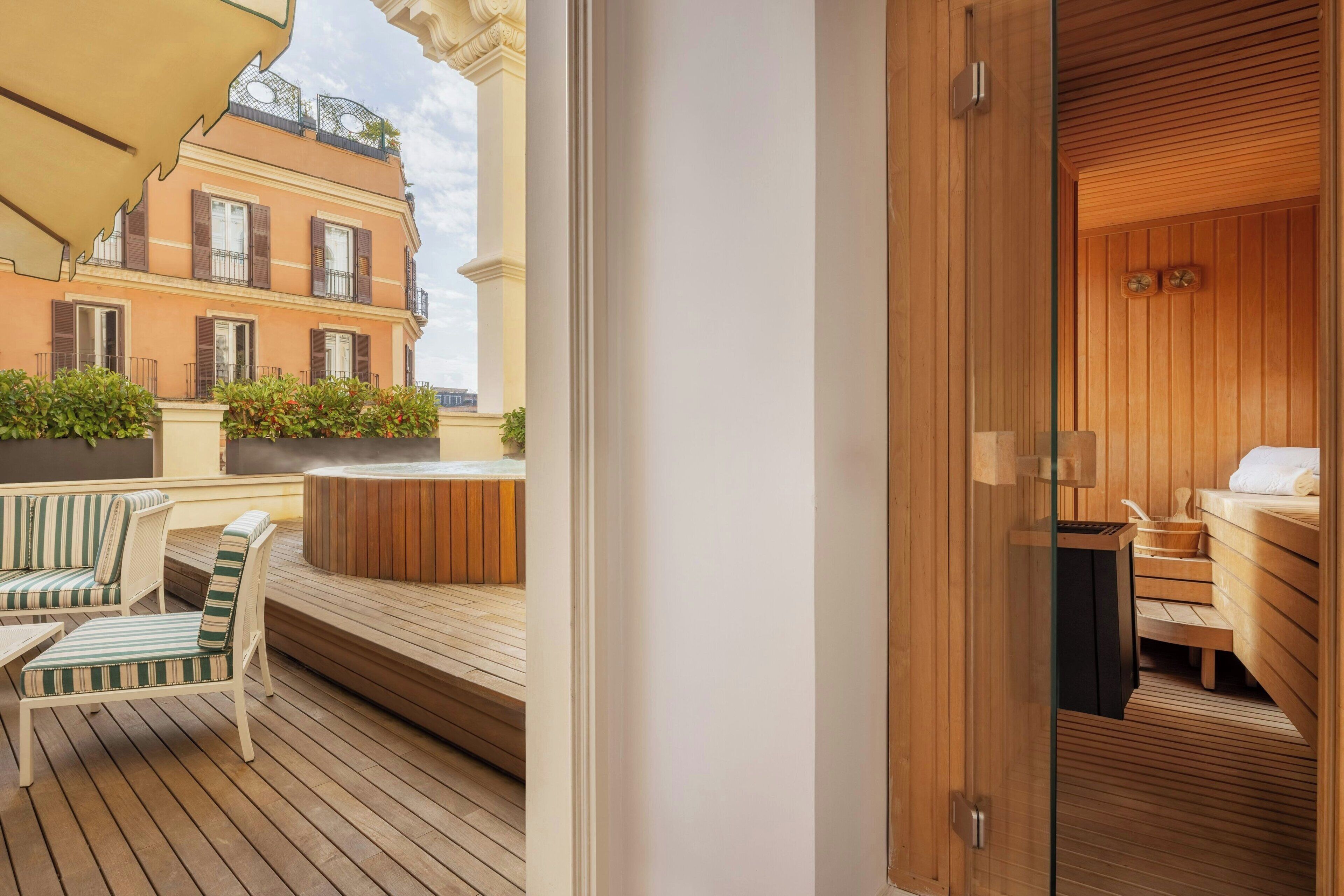 ألحفة محشوة بالريش وميني بار وخزنة داخل الغرفة ومكتب