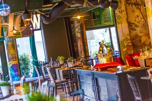 Déjeuner et dîner servis sur place, vue sur la mer 