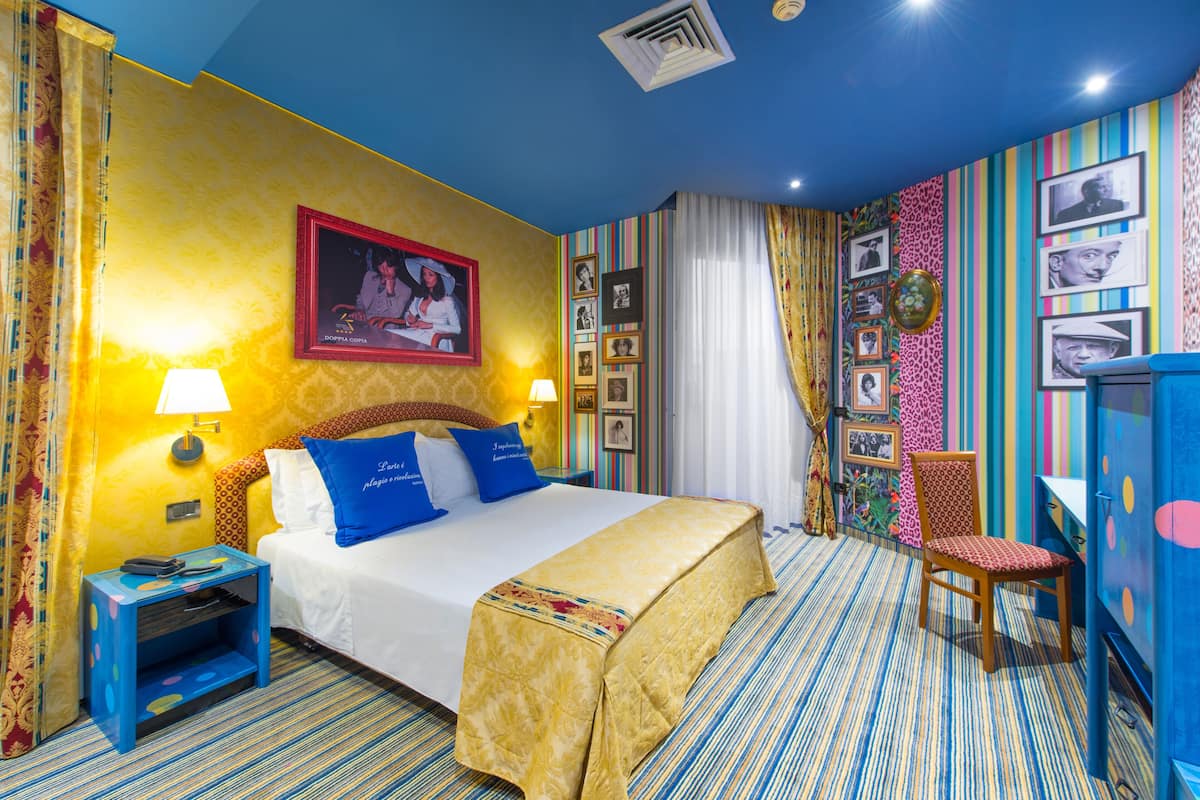 Phòng đôi hoặc 2 giường đơn Deluxe, quang cảnh một góc biển | Bộ đồ giường cao cấp, minibar, két bảo mật tại phòng, bàn