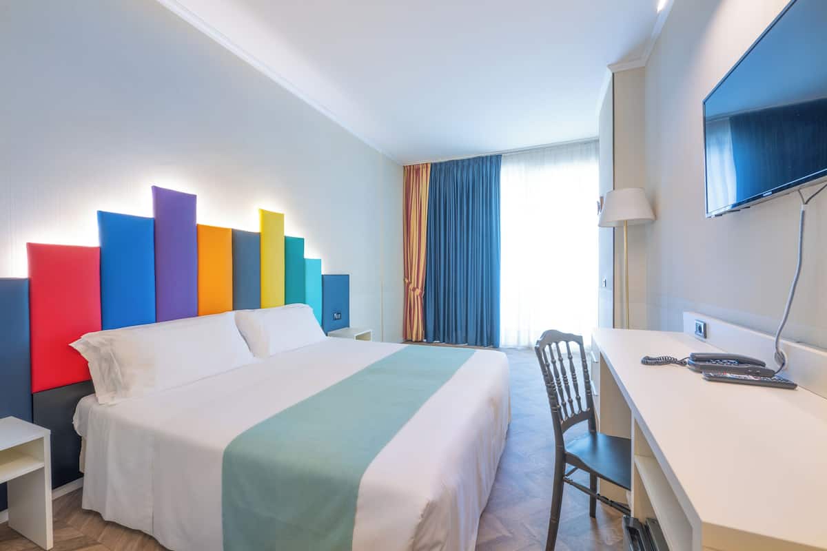 Klassieke kamer | Luxe beddengoed, een minibar, een kluis op de kamer, een bureau