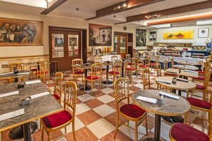 Petit déjeuner continental (15 EUR par personne)