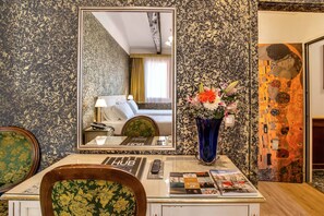 Chambre Double Confort, terrasse | Literie de qualité supérieure, minibar, coffres-forts dans les chambres