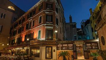 Facciata della struttura - sera/notte