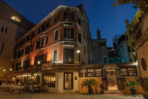 Fassade der Unterkunft – Abend/Nacht
