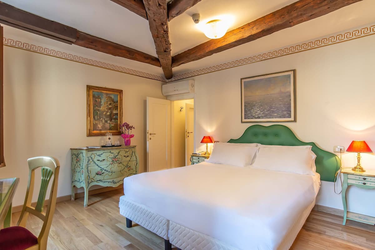 Family Room (2 connecting rooms) | Peralatan tempat tidur premium, bar mini, peti besi dalam bilik