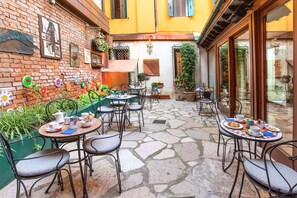 Daily continental breakfast (EUR 15 per person)