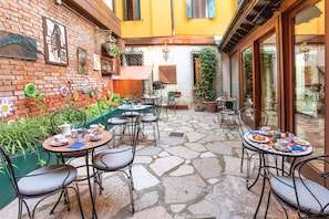 Daily continental breakfast (EUR 15 per person)