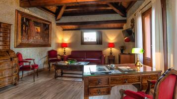 Suite familiare, terrazzo | Area soggiorno | TV a schermo piatto