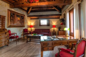 Familiesuite, terrasse | Oppholdsområde | Flatskjerm-TV