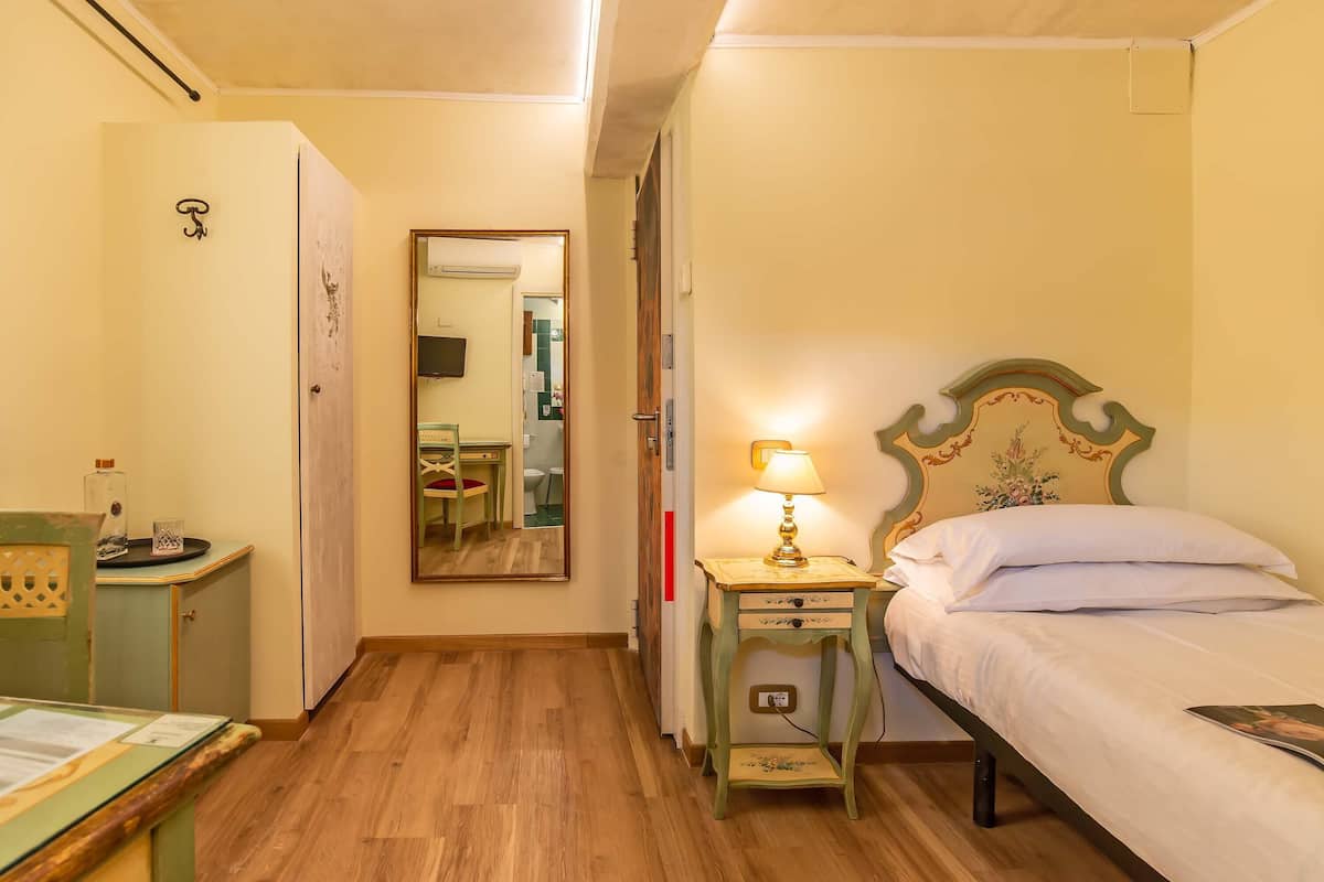 Single Room | Peralatan tempat tidur premium, bar mini, peti besi dalam bilik