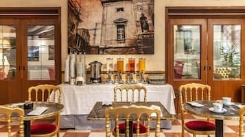 Colazione continentale, servita tutte le mattine (15 EUR a persona)
