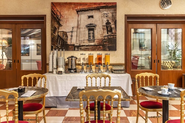 Daily continental breakfast (EUR 15 per person)