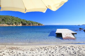 Plage privée à proximité, chaises longues, parasols, serviettes de plage