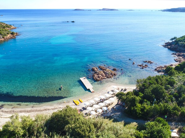 Plage privée à proximité, chaises longues, parasols, serviettes de plage