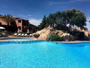 Piscine extérieure, parasols de plage, chaises longues