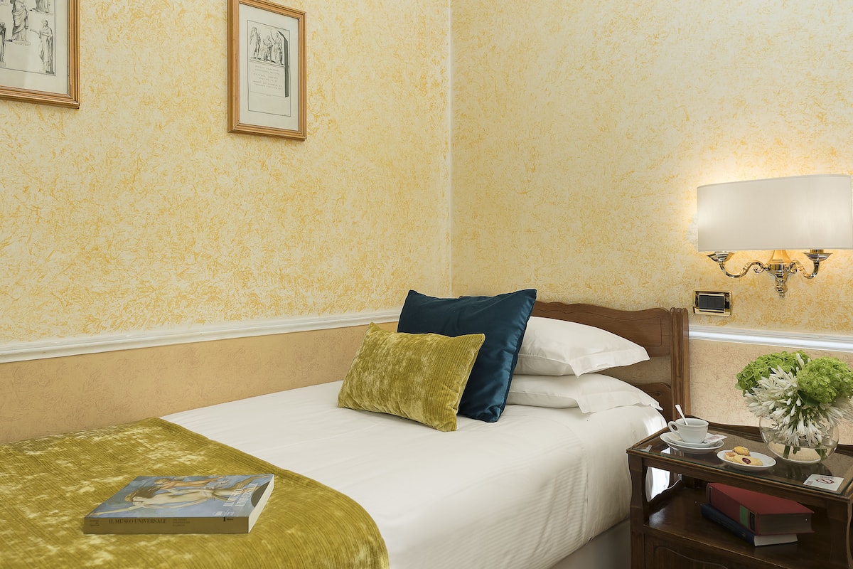 Single Room | Minibar, in-room safe, individually decorated, individually furnished