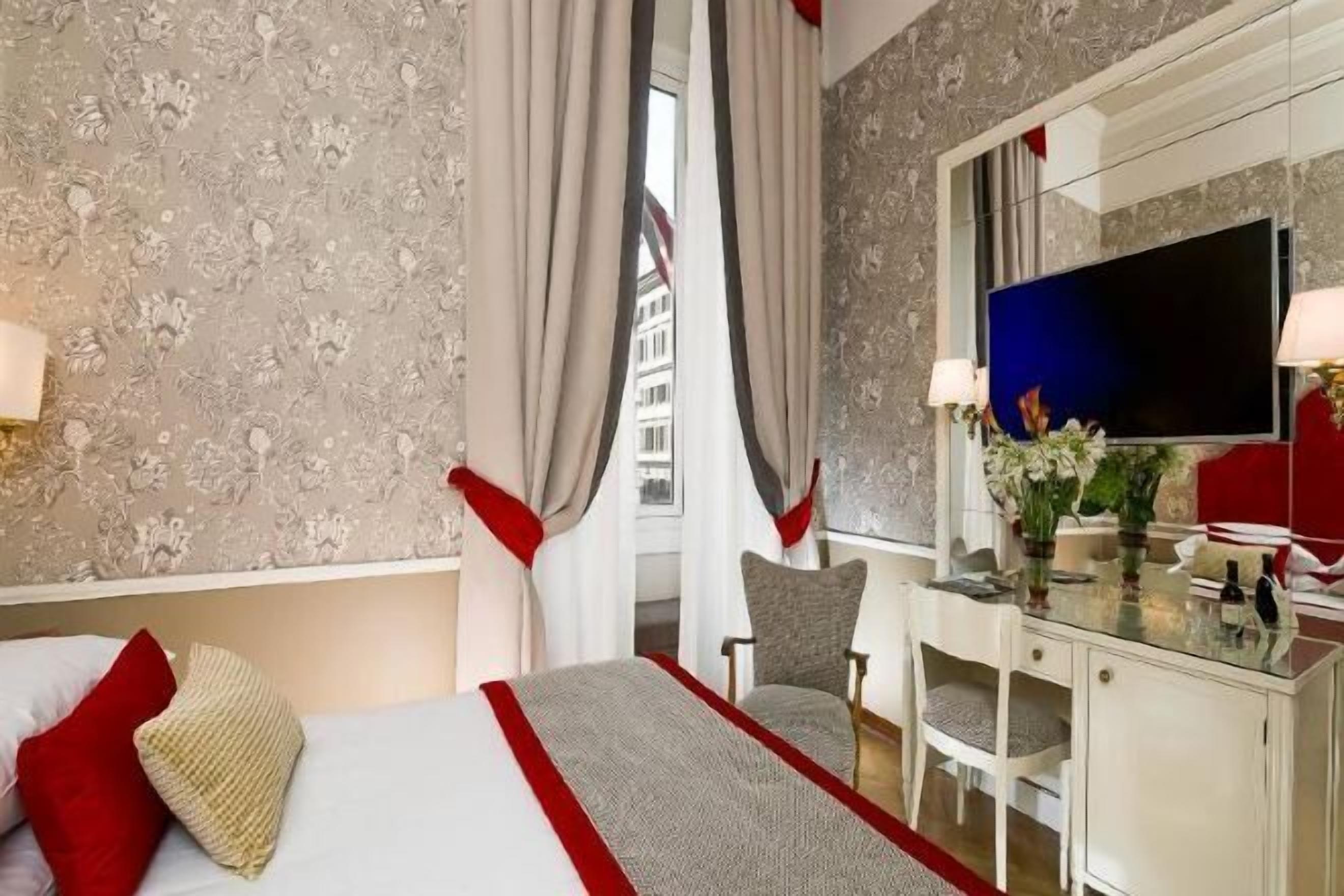 Minibar, caja de seguridad en la habitación y decoración personalizada 