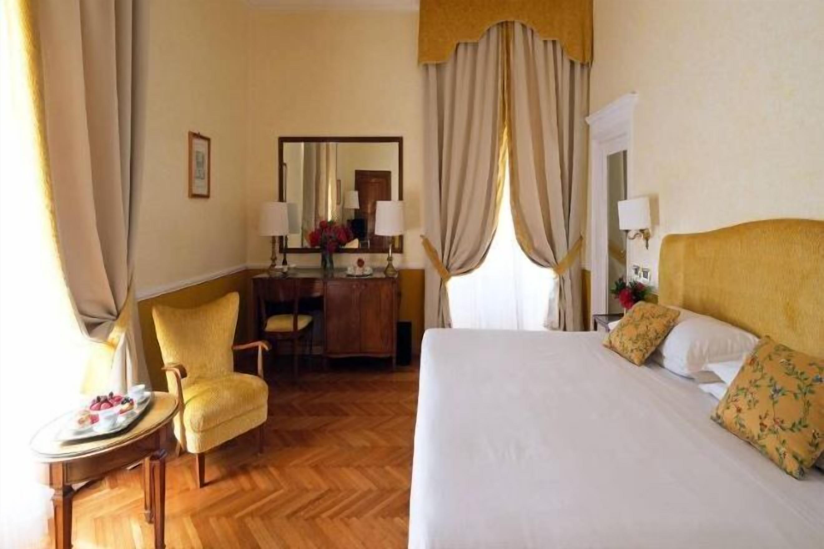 Minibar, caja de seguridad en la habitación y decoración personalizada 