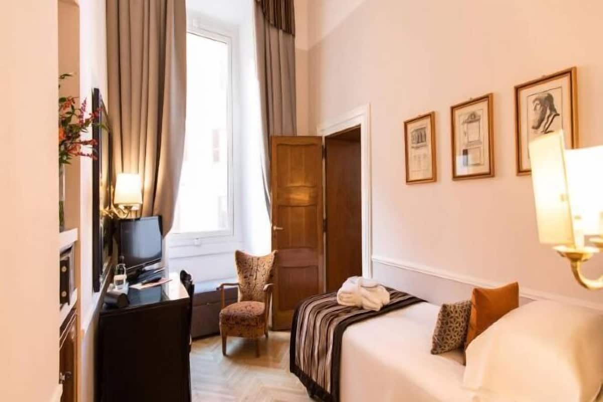 Minibar, caja de seguridad en la habitación y decoración personalizada