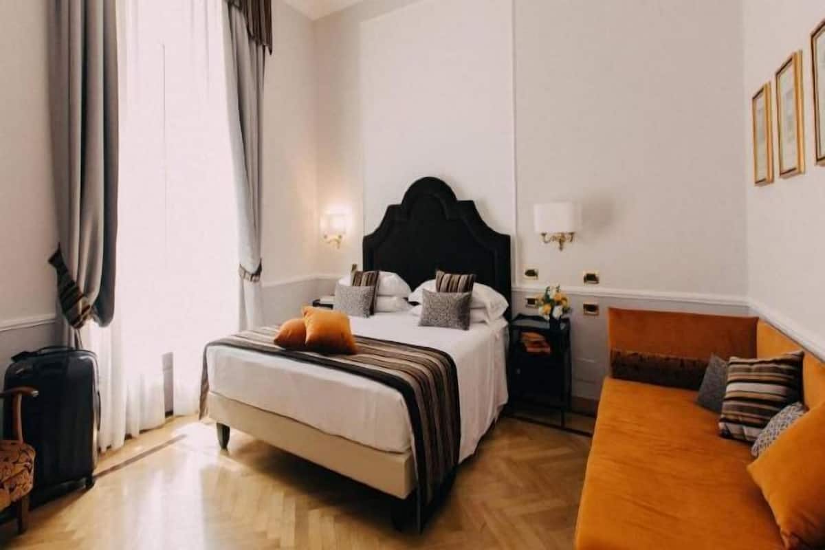 Minibar, caja de seguridad en la habitación y decoración personalizada