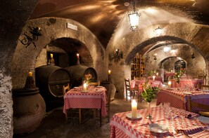 Déjeuner, dîner et souper servis sur place; cuisine italienne 