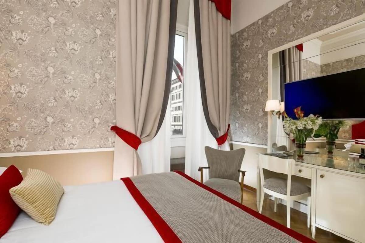 Minibar, Zimmersafe, individuell dekoriert, individuell eingerichtet