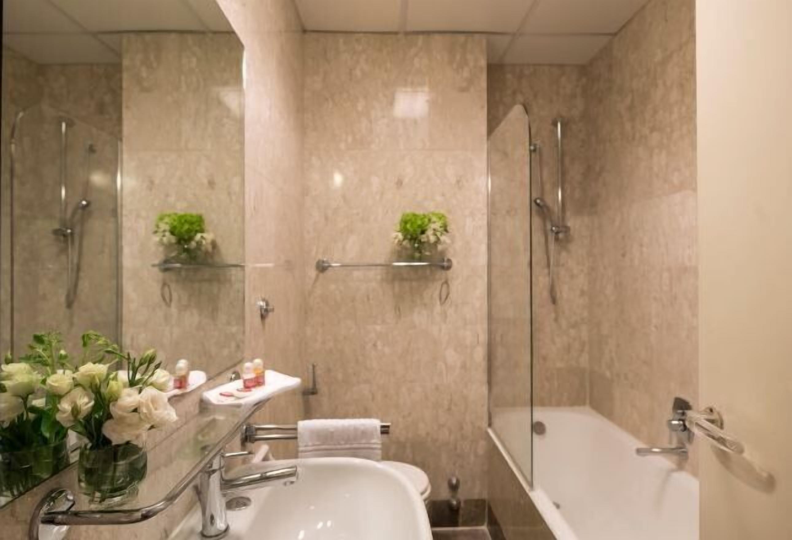 Badkamer | Een bad/douchecombinatie, gratis toiletartikelen, een haardroger