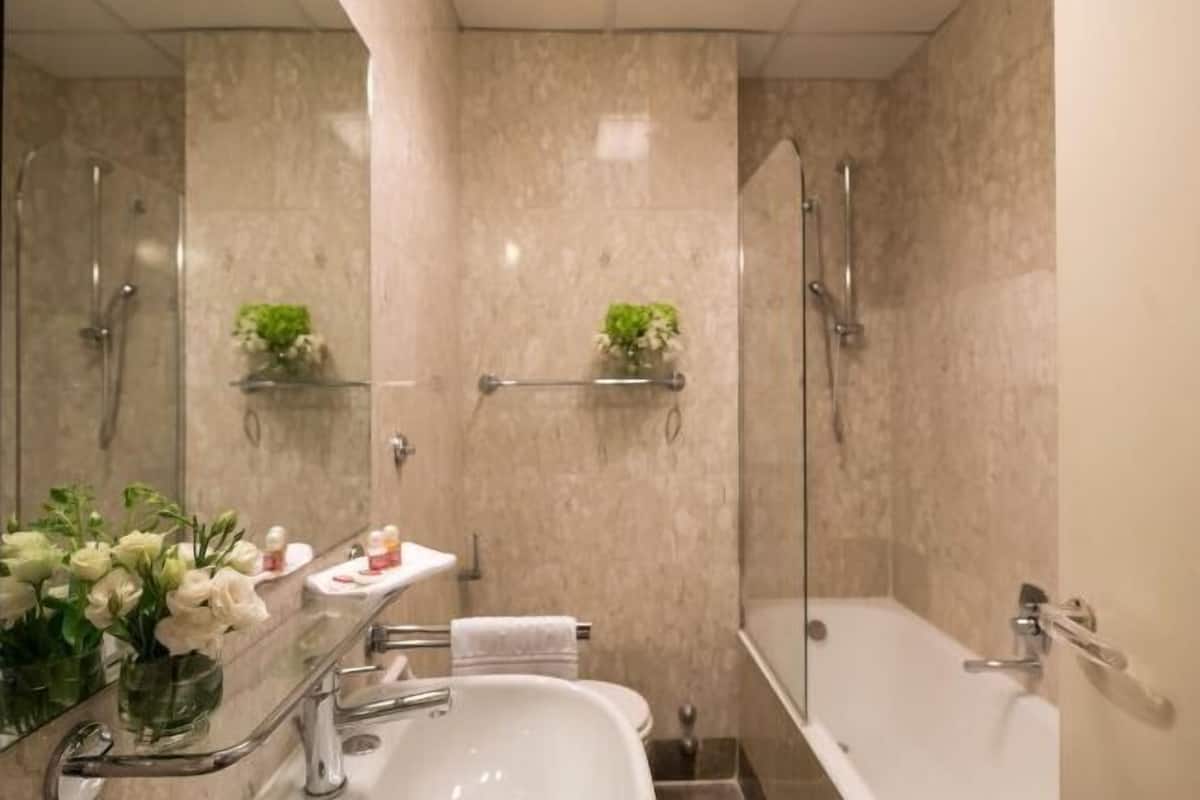 Bathroom | Combined shower/tub, free toiletries, hair dryer, bidet