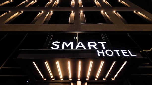A modern building with a "SMART HOTEL" sign. - Smart Hotel Milano (Milan)
