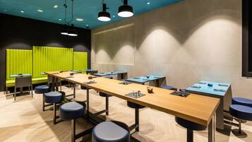 Petit déjeuner buffet (25 EUR par personne)