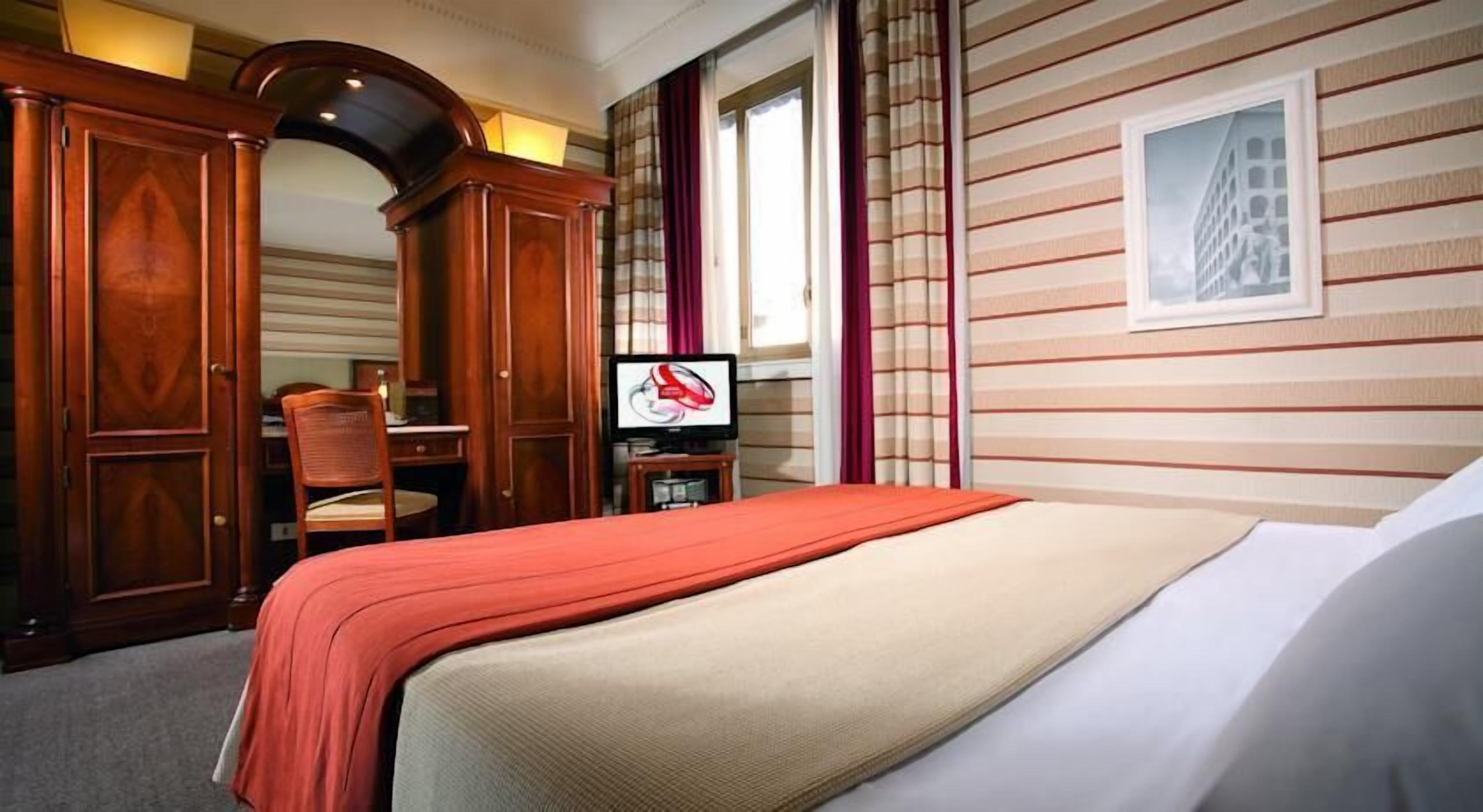 Premium bedding, minibar, in-room safe, soundproofing