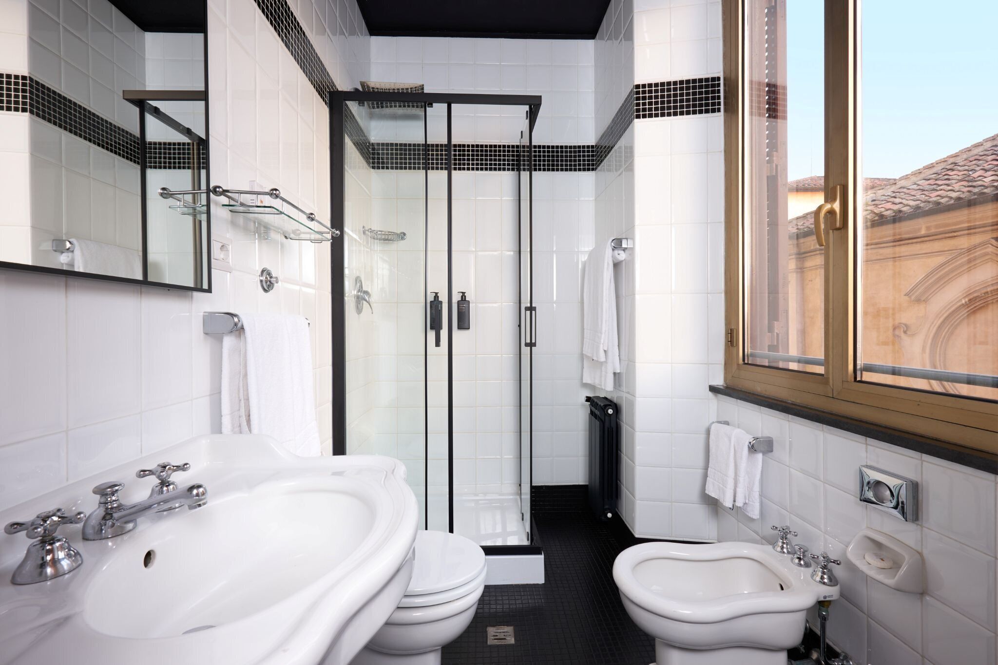 standard double room | bathroom | combined shower/bathtub, free toiletries, hair dryer, towels