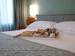 Minibar, in-room safe, desk, blackout curtains - Michelangelo Hotel (Milan)